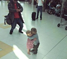 почему один в теплой куртке, другой в футболке? 
и главный вопрос, почему девочка босиком?