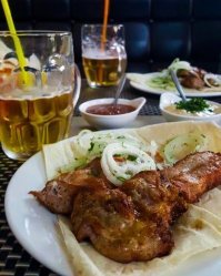 Я не обознался? В этих брутальных пивных кружках трубочки для коктейлей?
Куда катится мир?