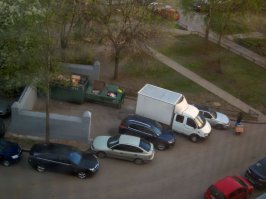 Вот фото с моего прежнего места жительства. Мусор выносить только днём, а вечером помойка занята.