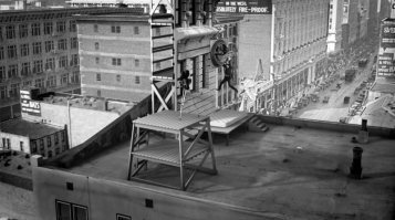 Съёмочная площадка на крыше здания фирмы Western Costume Company, занимавшейся реквизитом для киносъёмок. здание существует.
На крупных планах в костюме главного героя снялся каскадёр, известный своим умением карабкаться по стенам. Сцены с его участием снимались на здании International Savings & Exchange Bank, это здание не сохранилось.