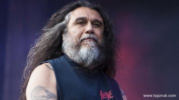 он просто старается быть похожим на своего кумира