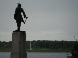 А какие деревья там! Ещё одно фото памятника Петру-1. Граф, поподробнее.