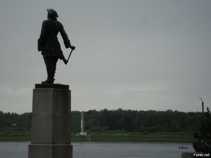 А какие деревья там! Ещё одно фото памятника Петру-1. Граф, поподробнее.