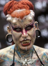 Первый раз в жизни узнал, что бывают морские крокодилы и тем более таких размеров.
А фотки для того чтобы ахнуть: