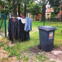 у нас постоянно так делают, если вещь не утильная в хлам не кидай в контейнер, повесь рядом, снаружи мусорного домика так или в пакете. Старую обувь ставлю рядом аккуратно.
Обычно под вечер так делаем - утром ничего не будет.
Раньше в церковь носили, но там бабульки сердобольные вошли в раж наносив такого винтажа, что батюшка аж аху.. охнул и прикрыл сие милосердие.