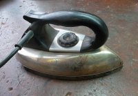 У нас был такой.



Тяжеленный шопестец. Один раз проведешь по брюкам - на стрелках мухи жопы резали.