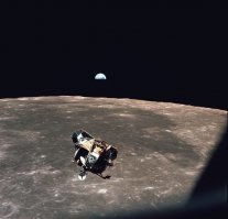 ...В этот кадр вошли все люди, жившие на тот момент, не считая фотографа...

А вот если бы тогда селфи делали, так влезли бы все жители земли без исключений.