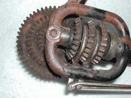 "...Для переключения между ними используется сервопривод, который выдвигает поршень вала, перемещая его на нужный ряд...". 
Ловите идею: