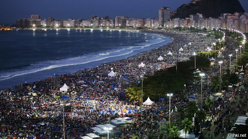 Это Копакобана бич..  пляж в Рио-де-Жанейро. Бразилия