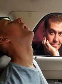 Подруга подкинула проблем: уснувший в машине парень стал героем фотожаб