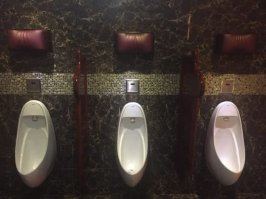 Заходят два пьяных в стельку мужика в туалет. Один хочет пописать, но не может найти ширинку. Друг решил помочь, но попал рукой в карман.
А там огурец. Он его вытаскивает, старается в темноте рассмотреть, что он извлек и перепуганно говорит:
- Вась, слышь, по-моему, я тебе его нечаянно оторвал! . .
- Да?! . . То-то я думая почему кровь по ногам хлещет!