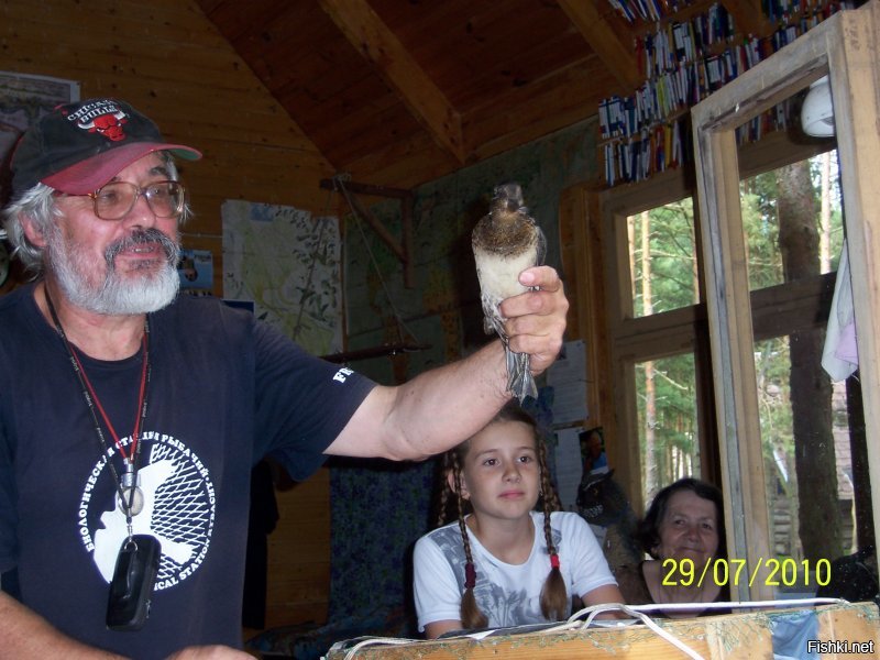 Живу прямо у порога национального парка Куршская коса. Уникальный памятник природы. Множество чудных и удивительных ландшафтов и их многообразие. Знаковые места, которые входят в обязательную программу экскурсий: Музей косы с интересной экспозицией; птичник, где в удачное время показывают, как ловят перелётных птиц, взвешивают и окольцовывают; высота Мюллера и озеро Чайка; необычный и таинственный танцующий лес; дюна Эфа высотой в 55 метров, у подножия которой снимали часть фильма "Белое солнце пустыни". Помимо уникального разнообразия ландшафтных типов, есть много и археологических находок, которые относятся ещё к викингам.
 Вот несколько фото из личного архива. Конечно на просторах интернета есть гораздо более впечатляющие, но лучше всего приехать и увидеть всю эту красоту своими глазами и вдохнуть необыкновенный вкусный морской воздух смешанный с ароматом сосен и встретить не пуганных лесных обитателей.