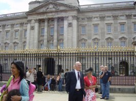 Очередь на званый обед к королеве Англии