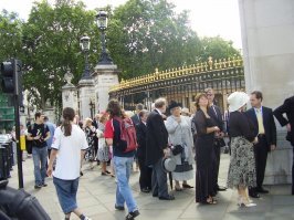 Очередь на званый обед к королеве Англии