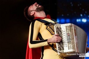 Человек - баян, что ты делаешь?? 
И да, я представил как он на всё это реагирует))