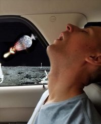 Подруга подкинула проблем: уснувший в машине парень стал героем фотожаб