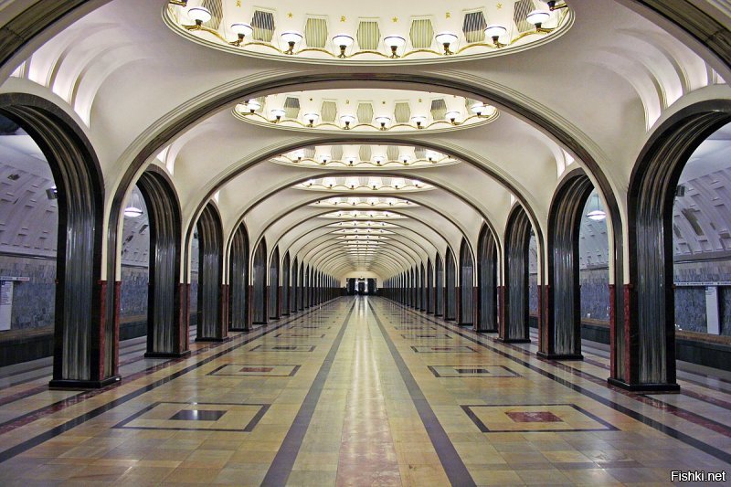 Знаменитая станция "Маяковская", каждый рабочий день её проезжаю )