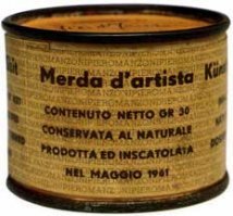 В мае 1961 года Мандзони собрал собственные фекалии в 90 пронумерованных консервных баночек, в каждой из которых содержалось по 30 граммов, написал на них  100%-е натуральное дерьмо художника  на итальянском, английском, французском и немецком и продал их по цене, аналогичной цене золота той же массы. Текущая цена равна примерно 30 500 евро. 23 мая 2007 года один из экземпляров был продан за 124 000 евро на аукционе  Сотбис . 
Мандзони утверждал, что своим проектом он привлекает внимание к доверчивости покупателей произведений искусства.  Всем этим миланским буржуазным свиньям нравится только дерьмо    сказал художник.