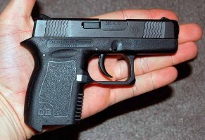 Вот, например, Diamondback DB380, длина -13.3 см, высота -9.5 см, ширина -2см, нормальный EDC пистолет, 6 патрон в магазине, калибр .380 ACP (9х17 мм).И зачем эти заморочки со складыванием?