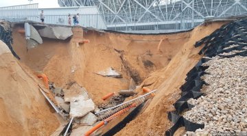 Волгоград не отстаёт. Дождик прошёл, и мундиалевское "берегоукрепление" смываться началось.
