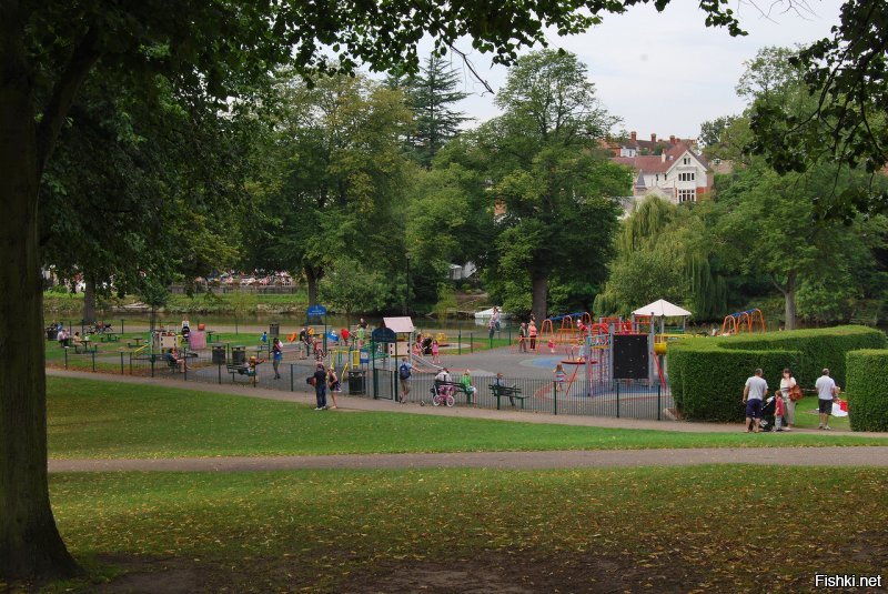 "Загнивающая"  Англия  

парк у реки в Шрусбери   ( фото кликабельны )