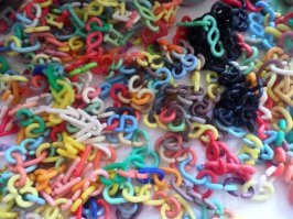 А у нас, гарнизонных детей, живших в Чехословакии конца 80-тых, была такая вот развлекуха - цечки. Даже играли на них, помнится, кидая об стенку - чьи цечки ближе к стене, тот выиграл и получает весь "банк":)