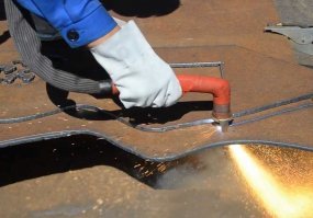 Про пиво это конечно прикольно, но это всё равно что "Двое из ларца" за тебя работают.
С ручным плазморезом прикольней! 
Сам делаешь - стараешься, не машина!