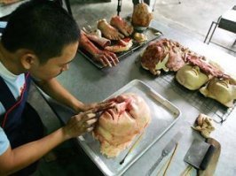 Тайланд. Хлеб в виде разлагающихся частей тела. Идея принадлежит бывшему скульптору Вичаю Сингвонгу. Вичай Сингвонг сам из семьи пекарей. Ему удалось убедить своего отца, владельца собственной пекарни, попробовать продавать людям расчлененку. Он клянется, что эти  люди  из муки очень вкусные.  Когда люди видят эти куски человеческих тел, они не хотят их есть, но когда все же решаются попробовать, то понимают, что это обычный хлеб . Кстати, такой хлеб популярен среди элитной публики.