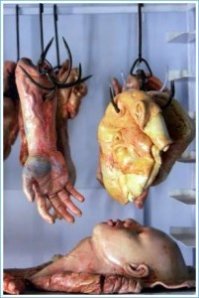 Тайланд. Хлеб в виде разлагающихся частей тела. Идея принадлежит бывшему скульптору Вичаю Сингвонгу. Вичай Сингвонг сам из семьи пекарей. Ему удалось убедить своего отца, владельца собственной пекарни, попробовать продавать людям расчлененку. Он клянется, что эти  люди  из муки очень вкусные.  Когда люди видят эти куски человеческих тел, они не хотят их есть, но когда все же решаются попробовать, то понимают, что это обычный хлеб . Кстати, такой хлеб популярен среди элитной публики.