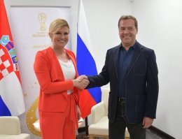 Дано: Рост президента Хорватии Колинды Грабар-Китарович   173 см. Рост Медведева -162 см на коньках. 
Вопрос: сколько государственных наград РФ у фотографа?