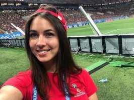 Девушка-волонтер в этой группе тусовщиц явно лишняя... как по роду занятий, так и потому что просто красавица