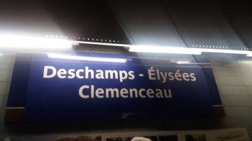 Только что друзья из Парижа выслали... :) Переименованная станция метро