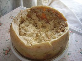 Итальянский сыр Касу марцу. Боюсь, что даже пробовать не захочется.