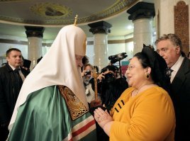 Никто его не расстреливал. Жил он еще долгое время, еще и Сталину бабло давал на развитие страны... А вот миф о расстреле очень нужен другой ветке романовых, которую сейчас представляет некая Маша Гогенцоллерн. Катается у нас по стране, раздает разные "титулы" всяким высокопоставленым пацакам в погонах, а те перед ней приседают и делают 2 раза "ку".
Вот и промывают мозг этой "годовщиной" "расстрела" царской семьи и самого царя.
Машка денег хочет и активы