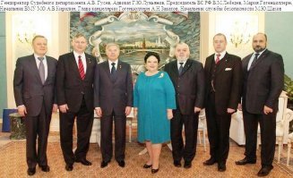 Никто его не расстреливал. Жил он еще долгое время, еще и Сталину бабло давал на развитие страны... А вот миф о расстреле очень нужен другой ветке романовых, которую сейчас представляет некая Маша Гогенцоллерн. Катается у нас по стране, раздает разные "титулы" всяким высокопоставленым пацакам в погонах, а те перед ней приседают и делают 2 раза "ку".
Вот и промывают мозг этой "годовщиной" "расстрела" царской семьи и самого царя.
Машка денег хочет и активы