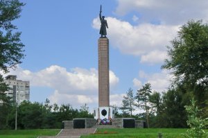 Не могу засчитать, автор не молодец.
Автор соизволил снова обгадить себя и обгадить Сталинград, написав "улицу названную в честь защитника Сталинграда маршала Крылова".
Сам город Сталинград защищала героическая 10-я дивизия НКВД, это пять полков под командованием полковника Сараева, плюс конвойный полк милиции, плюс сформированные по стандартам НКВД истребительные батальоны для борьбы с танками. Из пяти полков 10-ой дивизии НКВД три полка были отобраны из местных, из сталинградцев, причём брали далеко не каждого, а отбирали для дальнейшего обучения по стандартам чекистов. Напомню, что в состав НКВД входили пограничники и тогдашние пожарники, не чета нынешним эмчээсникам.
Результативность Подвига 10-ой дивизии НКВД такова, что известен бой четырёх чекистов в Сталинграде с одним противотанковым ружьём, они подбили двадцать германских танков. Из этих четырёх настоящих мужчин двое погибли в бою, один был контужен и засыпан грунтом, ночью он пришёл в себя и уполз к своим, ещё один попал в плен, из плена бежал и прихватил из плена с собой красноармейца.
Надо сказать, что такая высокая боеспособность армейским была не присуща, по воспоминаниям Манштейна, он собрав неполные силы, смог смести силы 51 Армии, стоявшей южнее Сталинграда и входящей в состав сталинградского фронта, ну и севернее Сталинграда гитлеровцы само собой тоже смогли выйти на берег Волги.
Но вот в самом Сталинграде вермахт упёрся в непробиваемую оборону именно не Крылову, а 10-ой дивизии НКВД.
Вот и памятник этому Подвигу есть в Сталинграде, на фото внизу.
Тем хуже для всех мемуаристов писавших о сталинградской битве и ни разу не упомянувших чекистов 10-ой дивизии как эталон неуязвимости, военной удачливости и боеспособности, этим умолчанием они признают себя недовложившимися в эту войне и не умеющими воевать.
И тем хуже для автора поста, старательно в течение своей жизни не замечающего эталонные явления боеспособности и приписывающего всей без исключения советской армии выдающуюся смелость и боеспособность.
А как же тогда воспринимать смысл приказа  227, "ни шагу назад" - вы выбираете себе в командиры трусов и паникёров?
И как тогда воспринимать факт замалчивания приказа  00189 от 5 сентября 1942 года "О задачах партизанского движения", где говорится, что любой фронтовик, любой гражданский, любого возраста, может подать заявление и его на следующий же день отправляют  в школу НКВД для обучения военному и диверсионно-разведывательному делу для последующего заброса в тыл врага.
Но что-то фронтовики армейские молчат об этом приказе. Но семнадцатилетние девочки и мальчики Зоя Космодемьянская и Володя Анастасиади идут в тыл врага и совершают там смертный Подвиг, а фронтовиков гитлеровцы мочат как хотят. И кто сейчас вспомнит безрукого партизана- разведчика Зеболова? Он не имея обеих рук, вместо рук две клешни, пошёл добровольцем в партизаны, научился стрелять из автомата, был заброшен самолётом через линию фронта на парашюте, воевал в соединении генерала Ковпака, после войны стал кандитатом наук.
После Зеболова, как я должен относиться к двум миллионам красноармейцев, с оружием в руках и боекомплектом, живыми и здоровыми сдавшихся в плен к гитлеровцам?
Эти два миллиона, они почти полностью сдохли в плену, а те, кто уцелели, теперь рассказывают, что воевал народ, а Сталин был не при чём, он начало войны сидел под столом трясясь от страха а потом помогал Гитлеру тем, что мешал воевать народу, что Космодемьянская террористка поджигавшая дома честных крестьян, пожелавших остаться под оккупацией, что Александр Матросов просто споткнулся и случайно упал грудью на амбразуру, что молодогвардейцы Краснодона никакие не Герои и они обычные глупые дети, что семнадцатилетний Володя Анастасиади в составе пятнадцати человек диверсионной группы никак не мог нейтрализовать четыре тысячи человек из полка СС "Нордланд"из состава дивизии СС "Викинг", хотя офицер СС Нойман в своих мемуарах прямо утверждает, что его полк СС "Нордланд" после встречи с пятнадцатью советскими диверсантами, подготовленными советскими чекистами, так и не смог придти в себя, отпиться шнапсом и в дальнейшем деморализованный прорвать блокаду окружённого Паулюса, будучи брошенный в составе фельдмаршала Гота на выручку Паулюса.
Война выглядит на самом деле несколько иначе, чем считают нынешний демократический электорат, состоящий из женщин, детей и автора поста. Вот именно поэтому для меня не существует понятия "волгоград", "волгоградцы". Сталинград был всегда и останется Сталинградом, а кто хочет жить в волгограде, затопленном волгограде - это его личные проблемы.