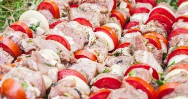 никогда не понимал такого способа готовить шашлык. Тут либо мясо сырое, либо овощи в уголь. Хочешь овощей? Приготовь отдельно. А чтиво душевное, только суета жены вокруг дивана раздражает...