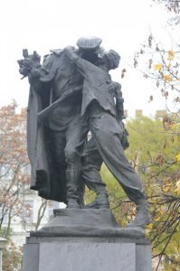 Что ж, автор, вот памятник советскому воину-освободителю у Главного вокзала Праги. Будем искать двусмысленность в задумке скульптора?