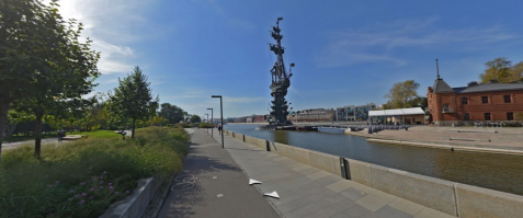 Во-первых, аффтар почему-то под Якиманкой понимает набережную, хотя Якиманка - это район, территория. К набережной у меня особых претензий нет, но это такая дыра, куда не каждый забредёт. 
Во-вторых, что интересно, фотографии Якиманской набережной сделаны таким образом, что не видно самой главной детали, не то, что бросающейся в глаза, а просто не вылезающей из них. Речь о церетелевском памятнике Колумбу с головой Петра. Более ужасного зрелища представить себе сложно, поэтому все украшательства Якиманской набережной меркнут перед этим гигантским кошмаром.
А что касается улицы Большая Якиманка, то после реконструкции стало однозначно хуже, и я выше детально объяснил почему.