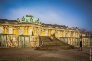 Ну тут намек ясный -Пруссия, а значит речь о короле Фридрихе II (Великом), собственно я тоже бы съехал на Бисмарка, но так получилось, что в 1983 году был в Сан Суси и запомнилось на всю жизнь.