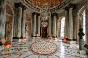 Ну тут намек ясный -Пруссия, а значит речь о короле Фридрихе II (Великом), собственно я тоже бы съехал на Бисмарка, но так получилось, что в 1983 году был в Сан Суси и запомнилось на всю жизнь.