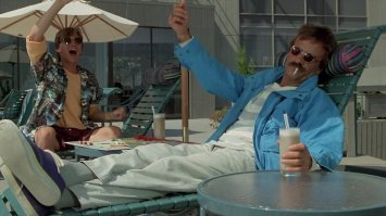 Вы почти описали сюжет фильма "Уик-энд у Берни" 89год.