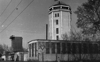 Новосибирск. ул Добролюбова. Водонапорная башня на территории завода безалкогольных напитков. Подавала воду в водораздаточные пункты Новониколаевска (ныне правый берег Новосибирска)