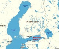 Ахринеть!!!!- огненный вихрь охладился... 
Над большими площадями, охваченными пожарами, ВСЕГДА возникают восходящие потоки.
Именно они иногда приводят к авиакатастрофам с пожарными самолётами и вертолётами: тёплый воздух имеет мЕньшую плотность, чем холодный, и у воздушного судна, попавшего в зону восходящих потоков тёплого воздуха на время резко уменьшается аэродинамическая подъёмная сила. Иногда этого небольшого промежутка времени достаточно, чтобы самолёт/вертолёт свалился в штопор.
То есть, восходящие потоки тёплого воздуха бывают очень сильными.
Вот и здесь восходящие потоки горячего воздуха создали над водной поверхностью зону пониженного давления, что привело к "засасыванию" и подъёму воды.
Насколько велика сила разрежения, "поднимающего" воду?
Всем известны практически ежегодные осенние подъёмы уровня воды в Финском заливе и в Неве. До постройки комплекса защитных сооружений это приводило к наводнениям.
Обычно это явление называют нагонной волной, указывая в качестве источника ветер, загоняющий воду в Финский залив.
Последние точные замеры и наблюдения показали иной источник подъёма воды.
Всегда появлению нагонной волны предшествует прохождение мощного циклона (области низкого атмосферного давления) над Ботническим заливом Балтийского моря.

В результате понижения атмосферного давления уровень воды в Ботническом заливе повышается за счёт закачки воды из Балтийского моря.
После нормализации атмосферного давления массы воды устремляются назад, в том числе и в Финский залив. Поскольку Финский залив намного меньше, то уровень поднятия воды в нём тоже выше.
Смена циклона на антициклон вызывает и усиление ветра.
Если два этих фактора "благостно" совпадают, то в Финском заливе наблюдается подъём уровня воды, вызывающий наводнение в устье Невы.
То есть, разрежение воздуха над водной поверхностью действительно обладает значительной силой.
Здесь же мы видим локальную область пониженного давления.
То, что так чудно закрутило,- дело случайного стечения обстоятельств.