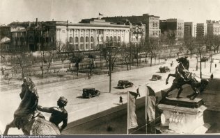 Кони внука Петра Клодта (Аничков мост, "тех коней, что нещадно взнуздали"), Константина Клодта.