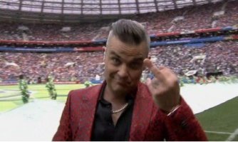 Робби Уильямса в аглицкой прессе обвиняли, что он продался и поехал петь за бабло, посему он поменял слова и спел "I did this for free" , "я сделал это бесплатно" и показал свой пресловутый фак ,но не россиянам и не "зрителям первого канала" как у нас поспешили размусолить, а как раз обвинителям "из-за границы"