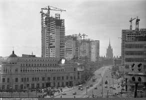 Надёргано по чуть-чуть. По моему мнению надо было взять какую то тему и раскрыть. Ну вот к примеру редко появляющиеся фотографии строительства знаменитых объектов. 1. Строительство Детского Мира на пл. Дзержинского, 2. Строительство кинотеатра Россия, 3. Строительство Храма Христа Спасителя (самое первое строительство начало 19 века), 4. Строительство домов-книжек на пр. Калинина.