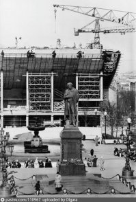 Надёргано по чуть-чуть. По моему мнению надо было взять какую то тему и раскрыть. Ну вот к примеру редко появляющиеся фотографии строительства знаменитых объектов. 1. Строительство Детского Мира на пл. Дзержинского, 2. Строительство кинотеатра Россия, 3. Строительство Храма Христа Спасителя (самое первое строительство начало 19 века), 4. Строительство домов-книжек на пр. Калинина.