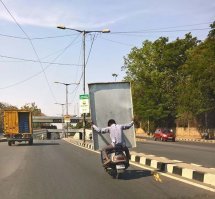 Грузовик дверь потерял, и байк с этой дверью его догоняет?