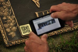 Дык есть уже такое. QR-код на памятник и ок. Желающие сканируют, смотрят чего там про тебя написано.